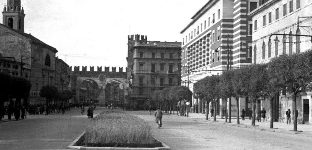 Palazzo INA (edificio a righe sulla destra) sede del Comando Generale SS e Polizia di Sicurezza (foto in www.borgotrentoverona.org)